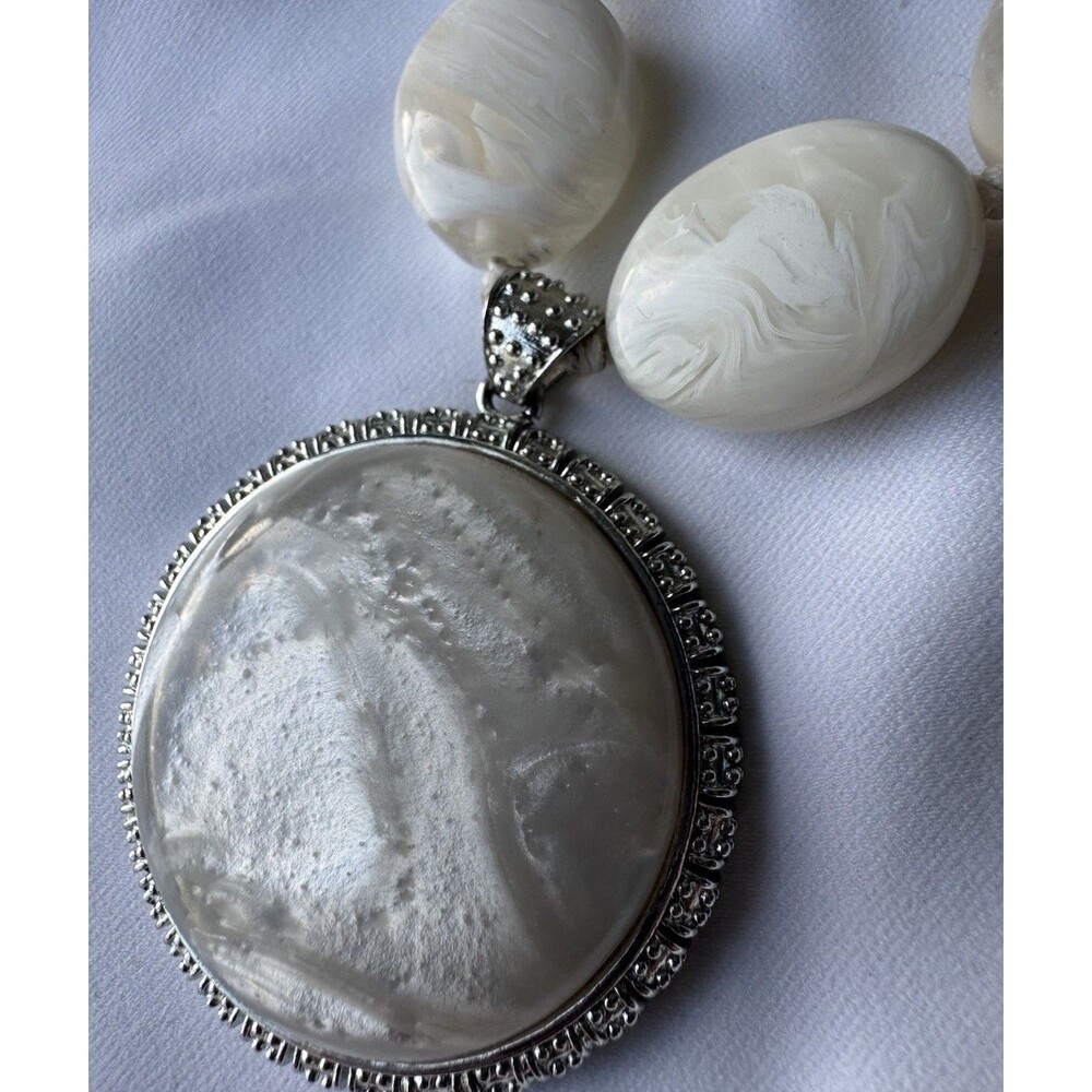 Chicos White Beaded Pendant Necklace Oversized Mother Of Pearl Statement - Picture 3 of 8